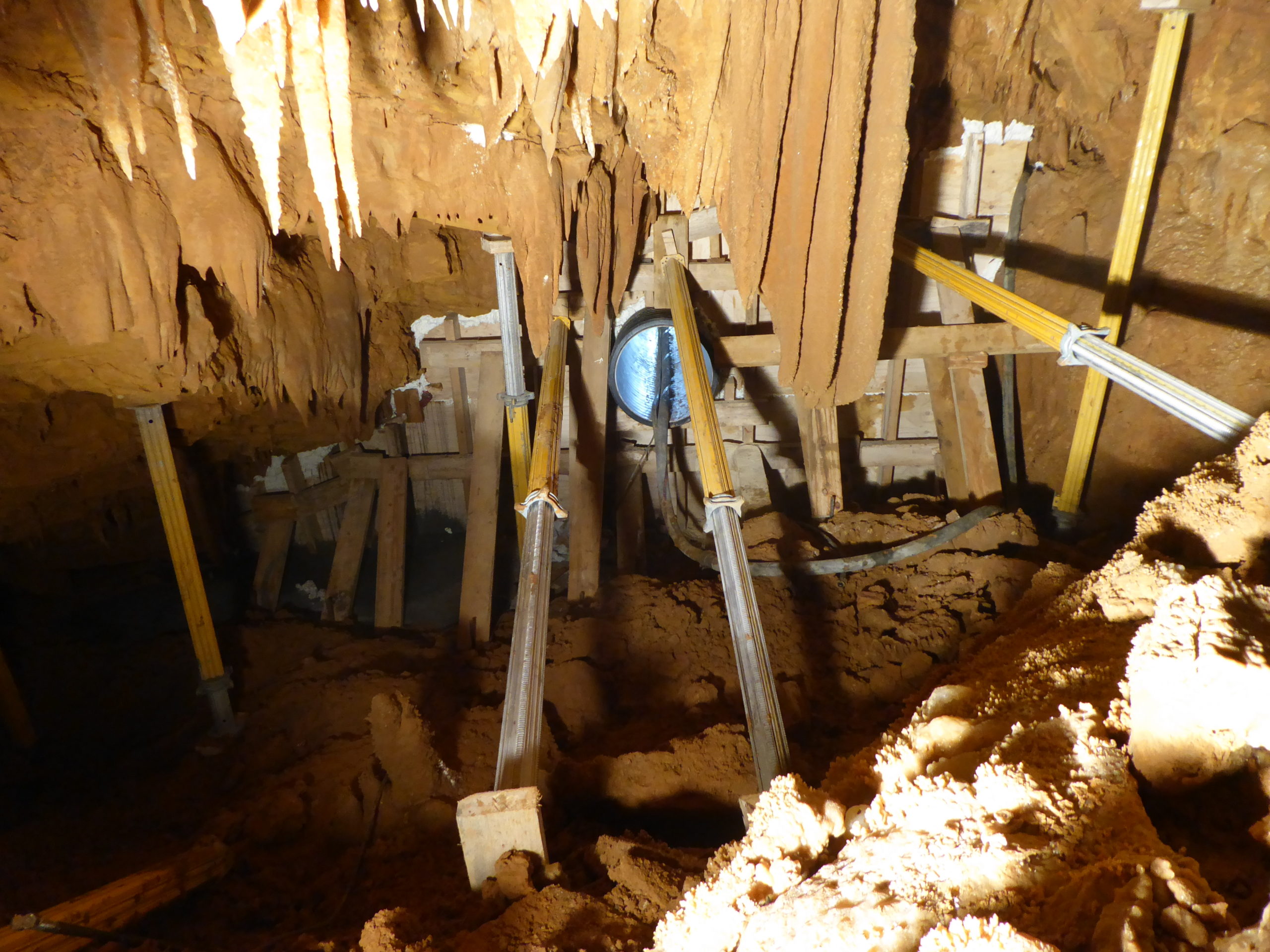 Reinforcement of the first cavern at Galerie des Janots.